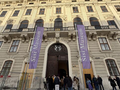 次はシシィ博物館
チケットを買うと時間が書いてあり
その時間が来ると中に入れます
ウィーンシティパスで割引があって１８ユーロ