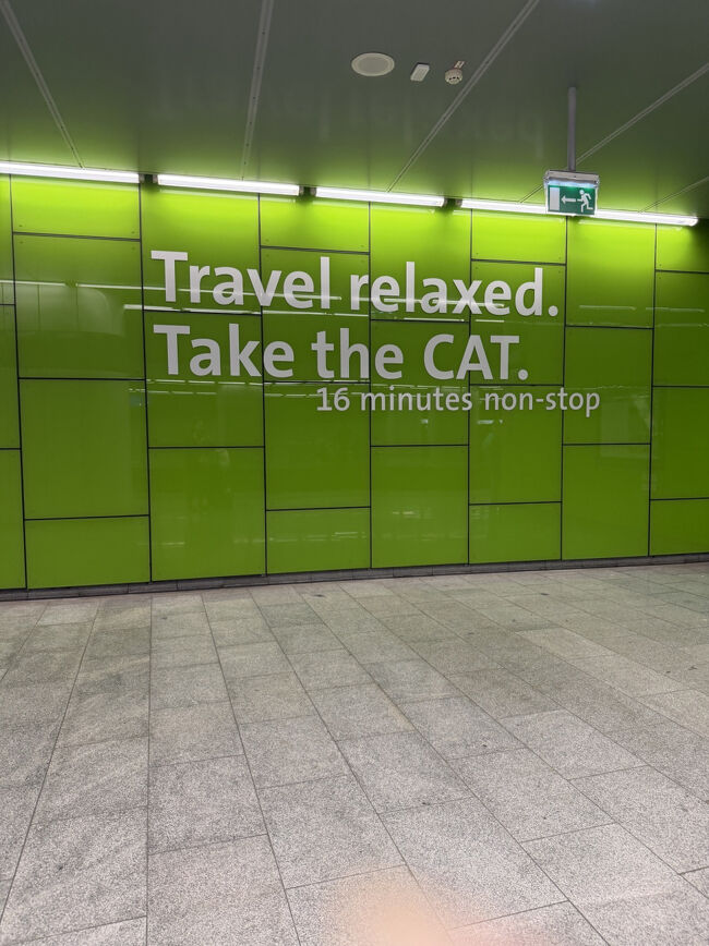 ロンドンからウィーンは２時間くらいで着きました<br />空港で７２時間のウィーンシティカードの空港往復付きを買いました<br />ウィーンシティカードは使い初めに刻印をしないといけないのに<br />その機会が空港駅で探したのだけど無くて、調べたら空港駅にはないから<br />降りた駅で刻印すればいいみたいでした