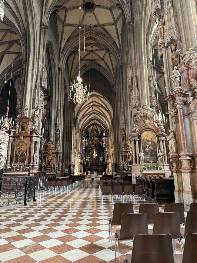 中に入ると荘厳で圧倒されました<br />ヨーロッパに来てるんだ！って実感します