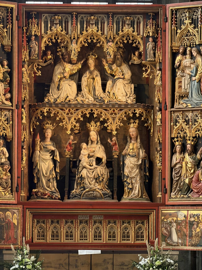 細かい細工が美しい<br />文化の深さを感じました<br /><br />塔の上に登る有料エリアは大行列だったのでまたの機会にします