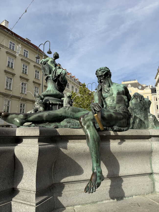 シュテファン大聖堂を出てアウグスティーナ教会に向かう途中<br />広場が見えたので道を曲がって行ってみました<br />ドンナーの泉です<br />一人で休んでいる人も多くてちょっと一休み