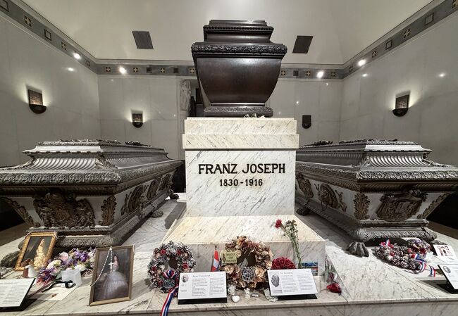 エリザベートとフランツ皇帝、ルドルフの棺は３つ仲良く並んでいます<br />東宝のミュージカルエリザベートはまさに棺を３つならべたセットになっているので元ネタか！と感動しました<br />ファンの人の手紙やお花などが供えられていて人気の高さがうかがえます