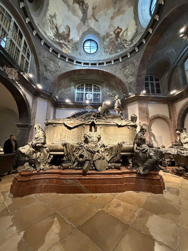 13ユーロの入場料を払って中に入ると棺がたくさん並んでいました<br />マリアテレジアの棺は一番大きくて一番いい場所に安置されていました