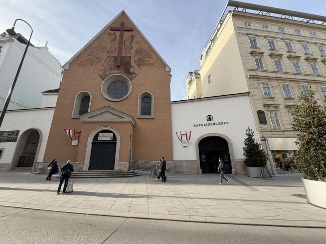 すぐ脇にあった教会、なんだろうと調べたらカプツィーナー霊廟<br />ハプスブルク家の棺が置いてある教会でした