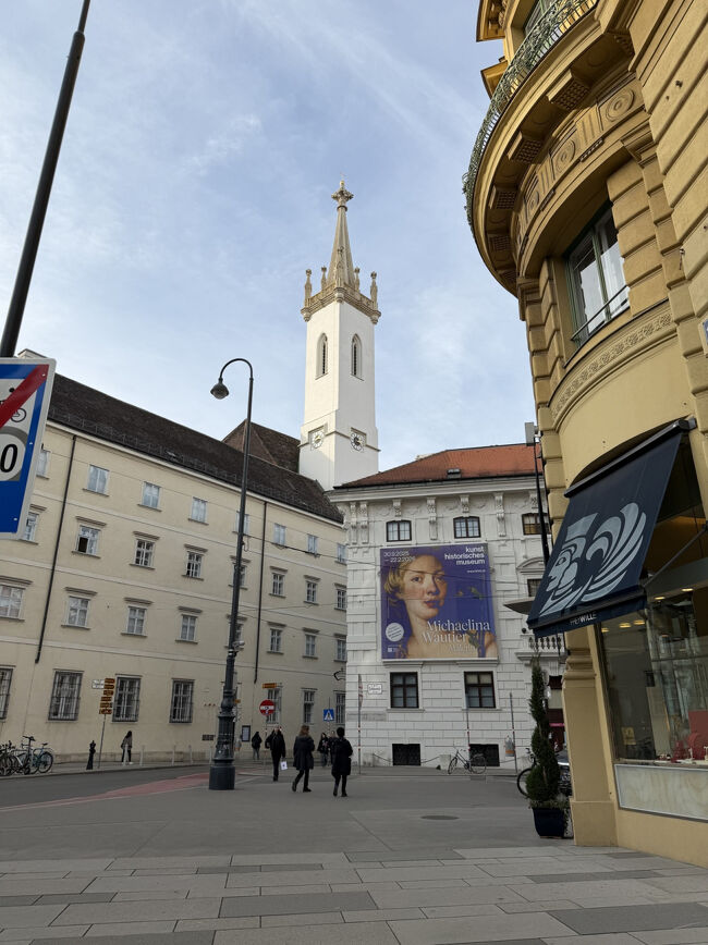 エリザベートがフランツ皇帝と結婚式を挙げたアウグスティーナー教会の塔<br />グーグルマップだと教会でマークされている場所はここなのに入口がない<br />入口探してどんどん教会から離れる感じ<br />３０分くらいさ迷いました<br />