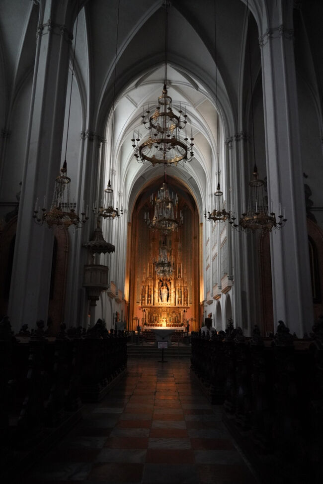 中に入ると白く高い天井が美しくて優雅な雰囲気の教会です<br />ミュージカルの結婚式のシーンを思い浮かべたりしました<br />