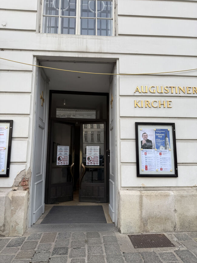 結局ヨーゼフ２世の像のある図書館がある広場に面して教会の入口がありました<br />こんな小さな入口の小さな教会で結婚式をしたのも面白いです