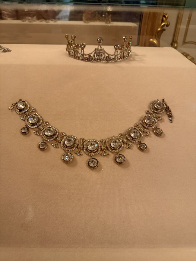 ティアラと対になったネックレス