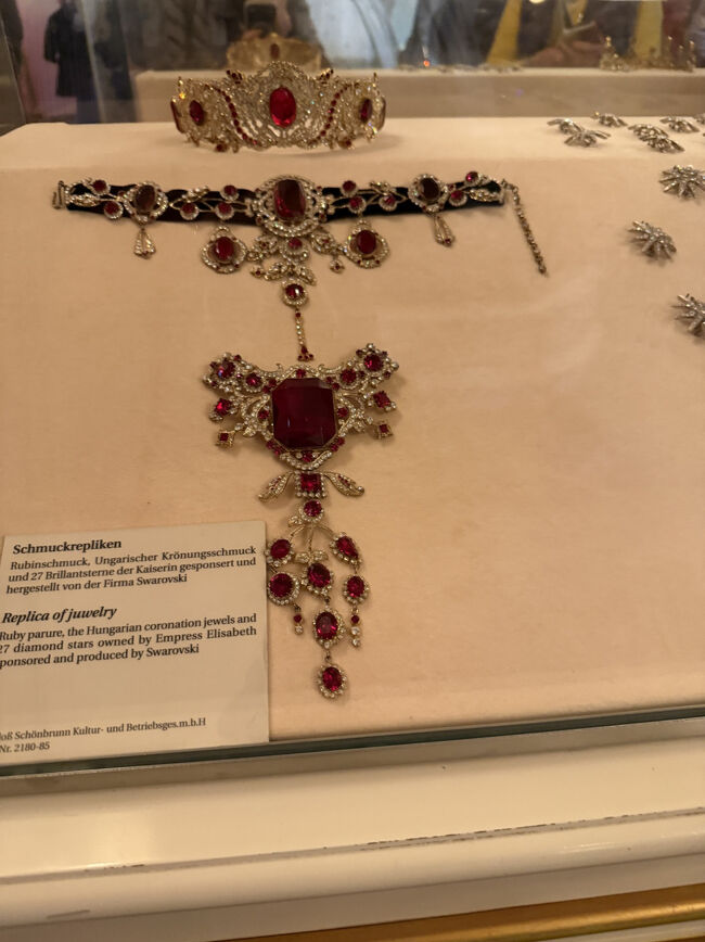 大きなルビーのジュエリーも本物だったら大変なことです