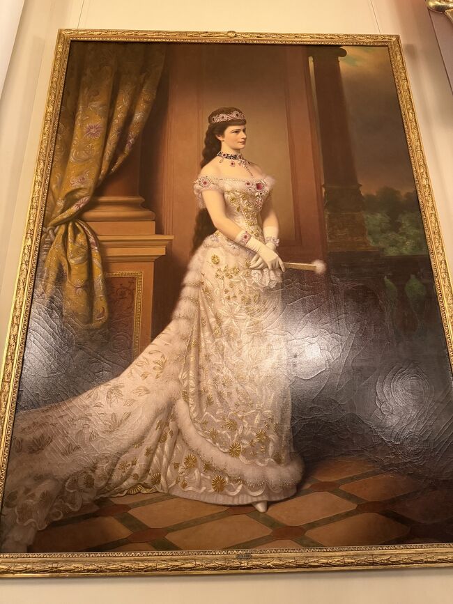 ルビーのジュエリーを付けたシシィの絵画