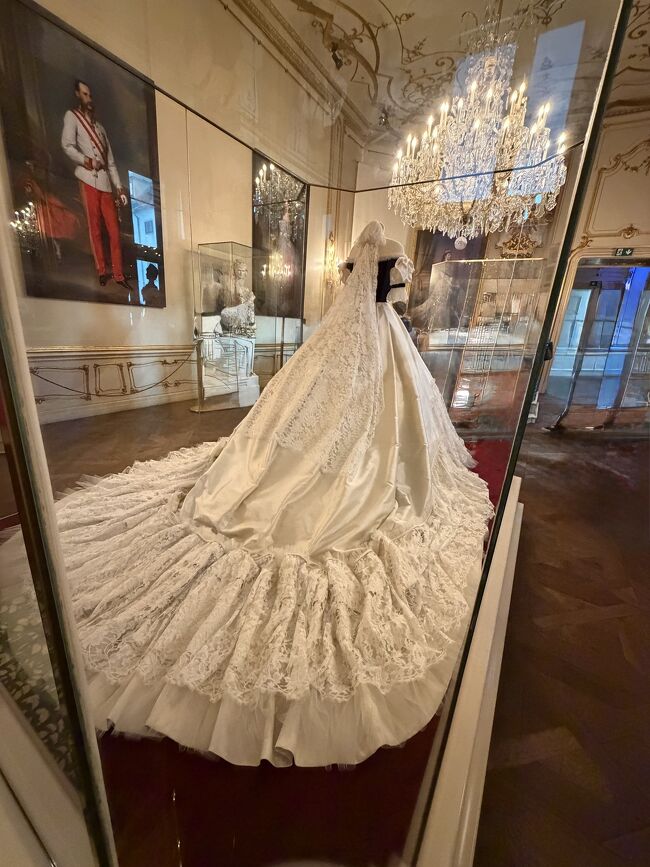 ミュージカルにも出てくる戴冠式のドレス<br />レプリカですが