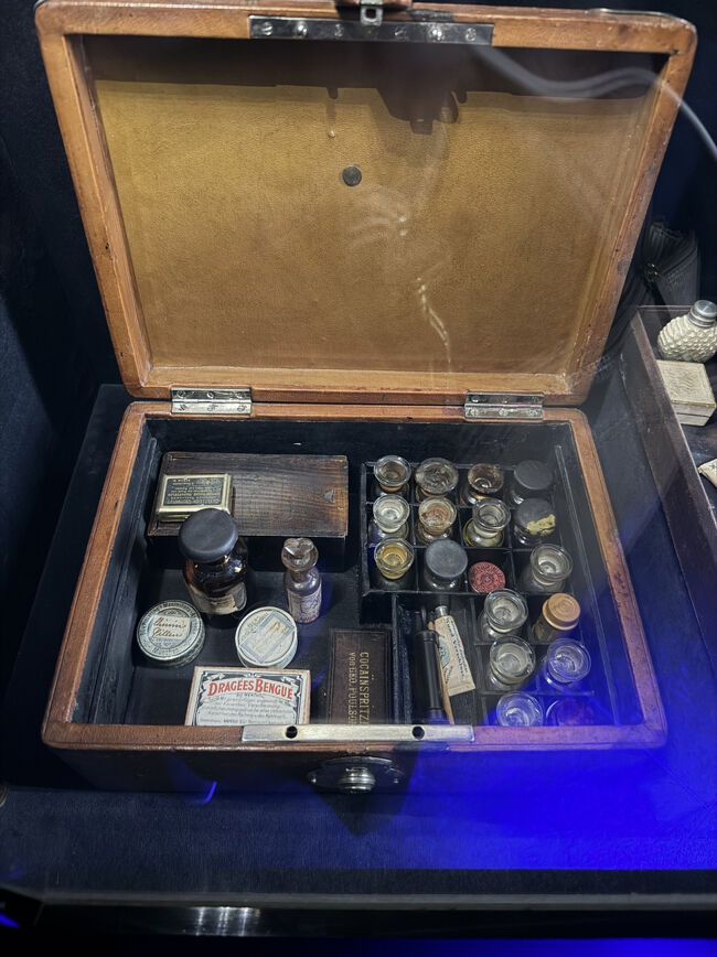 シシィが旅に出る時の薬箱<br />コカインがあります