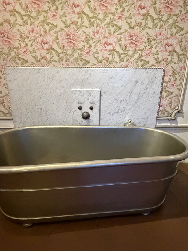 皇后陛下のお風呂<br />ミルク風呂に入ったのでしょう<br />当時の最新式