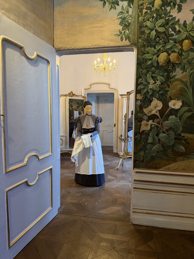 お風呂の向こうで次女が待機