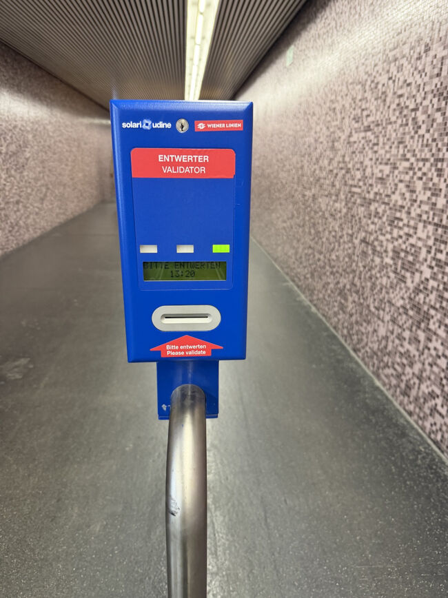 これが地下鉄駅にあった刻印するマシンでタイムスタンプが押され、そこから７２時間有効になります<br />押さないで使うと罰金が取られるみたいですが、結局ＣＡＴ以外でチェックされることは一度もありませんでした