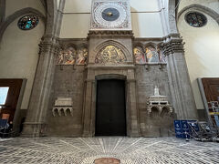 ツアー開始の時間なのに、20人定員のツアーに我々を含めて3人しか客がいません。ドタキャンのようです。

まずは、ウッチェロが作った時計。逆回転時計で、日没の時間がわかるようになっています。