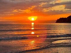 夕焼けを見に歩いて由比ヶ浜へ。
