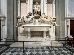 地上に上がって解散。メディチ家礼拝堂は、自由見学です。
まずミケランジェロが作った新聖具室へ行きます。ジュリアーノ・デ・メディチの墓の石棺の上に「夜」と「昼」の像があります。
ジュリアーノの足の部分を再確認。さっき見たデッサンです。