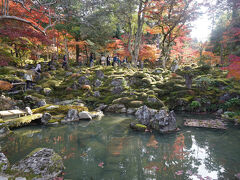 斜面を活かした築山に数多くのサツキの刈込みと庭石を配した遠州流庭園。その石組は御本尊の薬師如来と日光・月光の菩薩、そして十二神将などに見立てられ、刈込みは雲を表現。