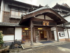 15:30
三朝温泉の旅館大橋に到着。
昭和7年に完成したという、国登録有形文化財に指定されているお宿です。
駐車場は道沿いに50mほど離れたところにありました。