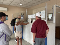 朝から小さな不運が続きます。宿のソフィアが呼んでくれたタクシーは結局現れず、オフリドの新市街までスーツケース引きダッシュ…バス乗り場に滑り込んだら今度は「あなたの予約とおってないから（＝支払い済なのに）」と５時間後の次便に振り替えられる羽目に。