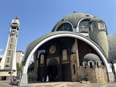 聖クリメント主教座教会は、大胆なアーチで構成された外観に釘付けです。