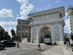 パリの凱旋門的なマケドニア門を潜って、バスターミナルへと急ぎます。