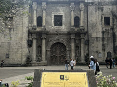 13:00 
イラストラードから徒歩5分、サンアグスチン教会

1606年に建築され、当時の建物がそのまま残っている最古のカトリック教会で、世界遺産に指定されている

石像づくりのバロック様式の建物は非常に重厚感があるのだが、残念ながらこの日は閉まっていて、内部は見学できず

内部も美しいとの事だったのでとても残念

写真を撮っていたら、現地の青年が日本語で声をかけてくれて写真を撮ってくれた。日本語を勉強中との事で、この後、怪しい勧誘とかはなくそのままお別れ

海外で日本語で親しげに話す人には注意といわれるが、中にはこのような、純粋に親切な人もいる