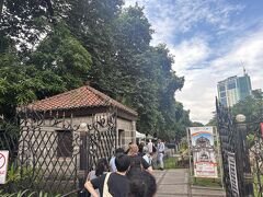 13:40
サンチャゴ要塞入口

旧市街地であるイントラムロスの最北端に位置する。入場料はPHP75だが、ここサンチャゴ要塞、この後行く予定のカーサマニラ博物館、イントラムロス博物館や先ほど行ったサンディエゴ要塞の入場料がセットになったものが、Agodaで￥378で売っていたので、購入

しかし間違えて、サンチャゴ要塞の入場を明日に指定してしまったのだが、問題なく入場できた