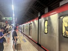 モールから徒歩５分セントラル駅へ

LHR1で隣駅のカリエド駅へ