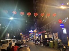 21:00　
チャイナタウン

赤い提灯が目印。時間はまだ9時だが、お店はすでに閉まっていたり、閉店準備をしていて人はまばら