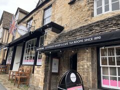 ガイドさん曰く坂の上の景色が素晴らしいとのことでしたが、私達はこちらのお店ハフキンスへ