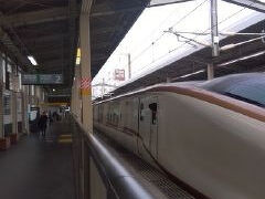 上田駅。9時18分着。速いですねえ。見とれて感心する場合ではありません。
乗り換え時間は少ない。次の改札口に急いだが、異なる鉄道。上田電鉄はまだ向こうの改札口と教えられ、あたふた、切符を買う時間もありません。（駅員）「そのまま乗ってください。降りるときに払えます。」