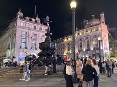 夜のピカデリーサーカスも人多いです