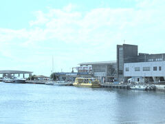 漁港にある「うらりマルシェ」
三浦の魚介や野菜を購入できる人気スポットでメンバーたちと再集合
ここから出ている渡し船で城ヶ島に向かいます
