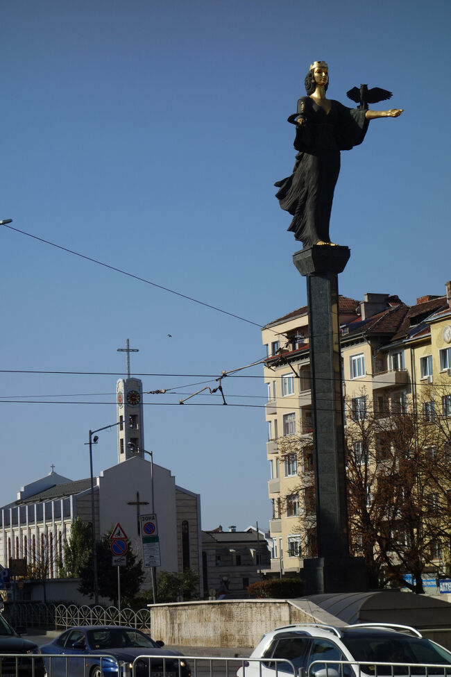 聖ソフィア像と聖ネデリャ教会