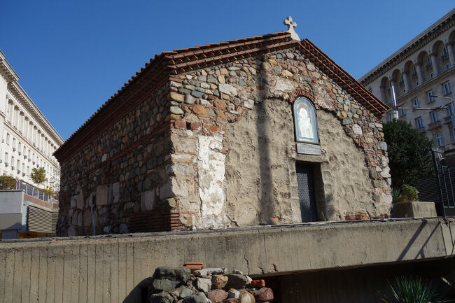 半分地下に埋もれたような 聖ぺトカ地下教会