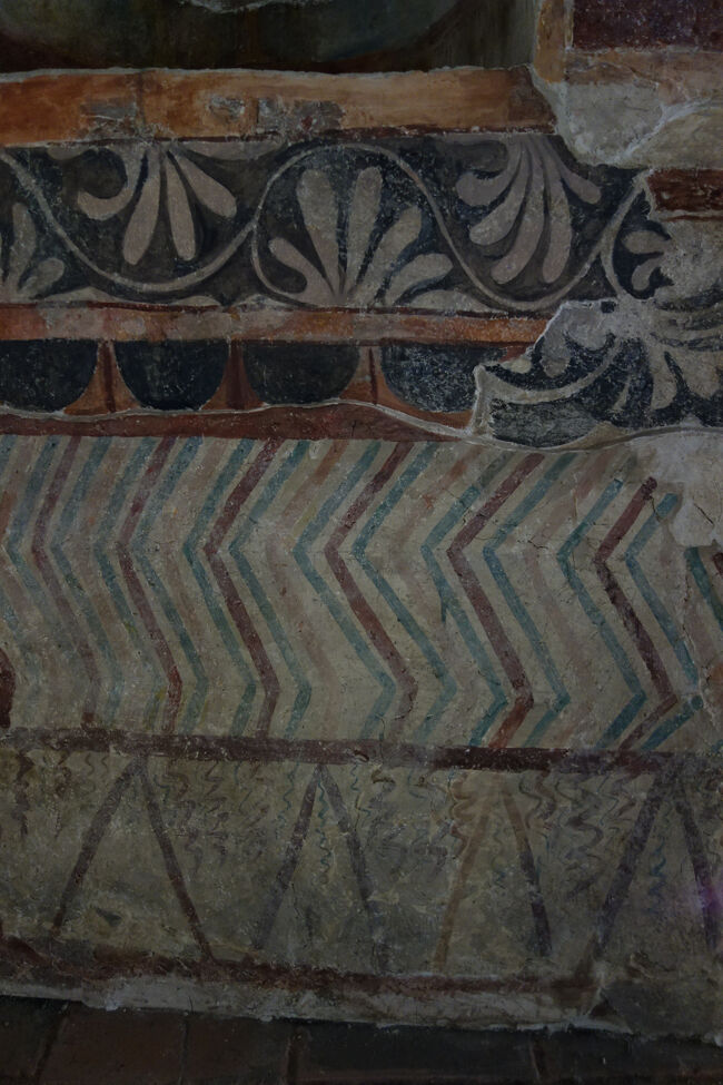 鮮やかな色彩と幾何学的な模様