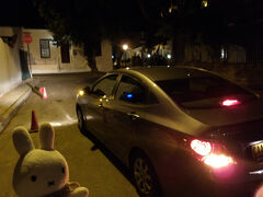 「気を付けてね(・o・)」とドライバーさん。良い方でした(^_-)-☆。

じゃぁ、すぐ宿だから安心！
その入り口近くにゴミ集積所があるのです。
そのゴミ集積所に人がいて、ゴミ箱開けて漁ってて…(・_・;)。
「あっ、ごめんね～アハハ(^ω^)」とその人。

なぜ夜に(◎_◎;)？服装が変だぞ(◎_◎;)？なぜ笑顔？不気味…(;''∀'')？！？！？！