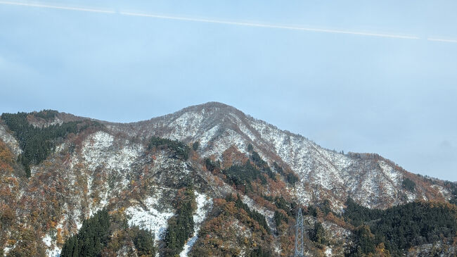 トンネルを抜けて越後湯沢の駅に着くと、もう冬景色でした。グリーン車で出会ったフィンランドから来ている女性が、川端康成の雪国の景色を見たいと言っていましたが、まさにトンネルを抜けると、そこは雪国！の景色が広がっていました。<br />