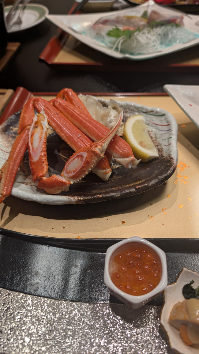 そして、日本海で水揚げされたばかりのズワイガニ半身です。新鮮なカニを真剣に食べたので、4人ともしばし無言になりました。