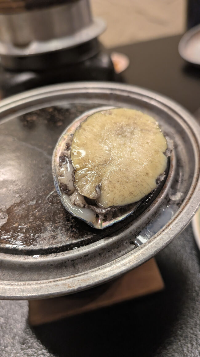 アワビをささっと焼いて、バターでいただきました。なんて柔らかくて美味しいんだろう！と思いました。少し前まで、入り口の生簀で泳いでいたアワビです。