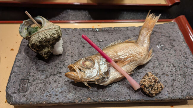 のどくろの焼き物とさざえも出てきました。のどくろは本当に美味しい魚です。日本海側では、いつでも手に入るんでしょうね！