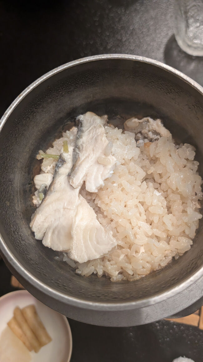 お食事は、真鯛の炊き込みご飯でした。鯛の出汁がご飯にしみて、もともと米処のご飯なので、本当に美味しい一品でした。