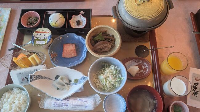 翌朝の朝食はバイキングスタイルではなく、御膳スタイルです。朝食もボリュームがあって、完食するのが大変でしたけれど、ご飯がおいしいのと牛乳が濃厚でしたから、完食してしまいました。