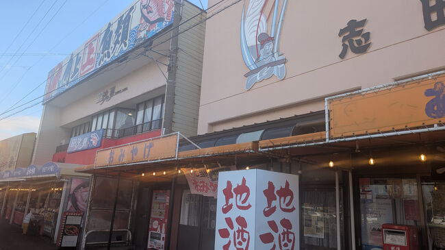 寺泊の市場には、お魚だけではなく、日本酒や燕三条の刃物のお店もありました。トラベラーの白い華さんが、燕三条の包丁はものすごくよく切れると書いていらしたので、私も真似をして日本刀と同じ割合の鋼の包丁と、キッチンバサミを買いました。本当に驚くほどよく切れました。今まで使っていた関孫六の包丁は何だったんだろう・・・と思うぐらいよく切れます。