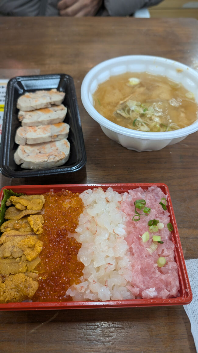 ここでは、買ったお弁当でランチを食べる事も出来ます。朝食べたボリュームのある朝食で、お腹いっぱいだったのですが、鮮度に惹かれて、あん肝やうに・いくら・えび・ねぎとろなどの海鮮と魚のあら汁をいただきました。