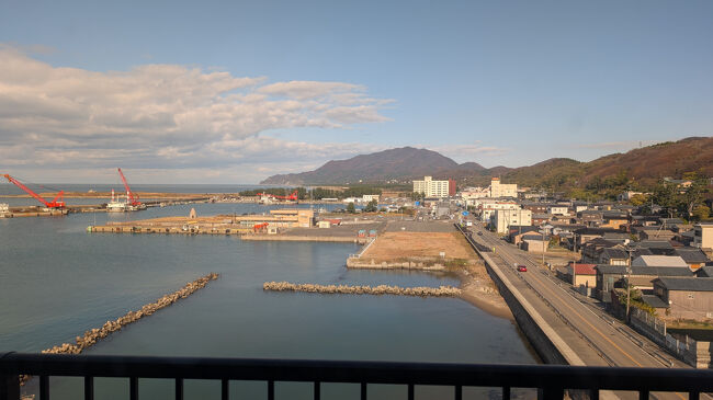 一度ホテルに戻って、買ったお土産を部屋に入れます。これから13時に予約したタクシーで、あの正面に見える弥彦山へ行きます。