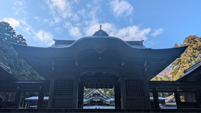 神社に参拝させていただきます。
