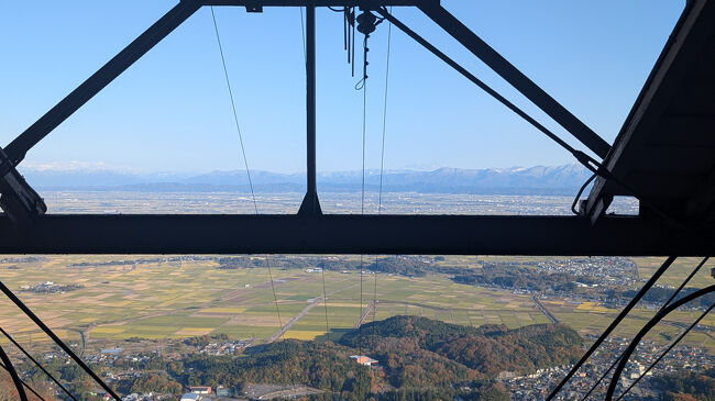 下りのロープウェーの窓からは、新潟市内が見渡せました。この広々とした新潟平野で　美味しいお米を作っているんだなと感動しました。